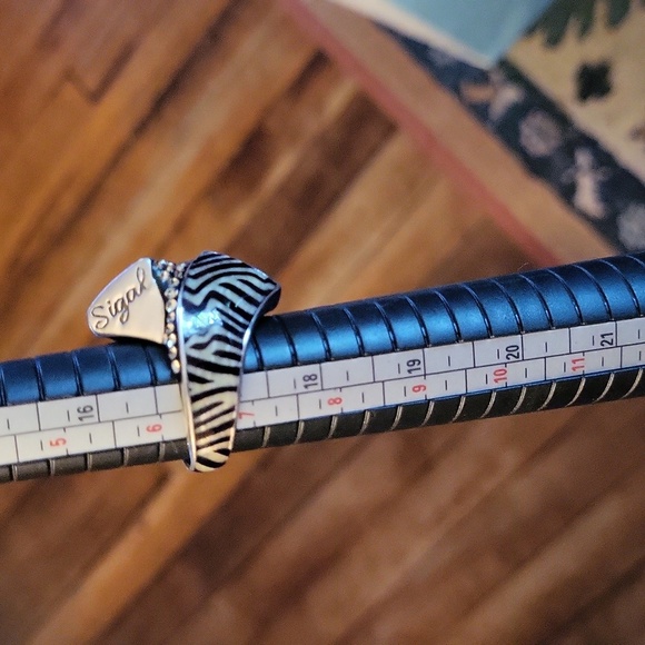 Silver Zebra Pattern Ring - Picture 6 of 6